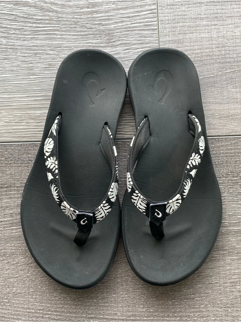 OluKai Ohanan Girls Black White Tropical Leaf Print Flip Flop Sandals Size 1.5